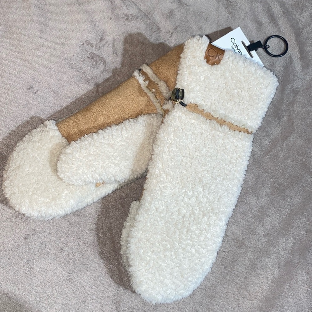 Calvin Klein faux fur Sherpa glove/mitten 🆕